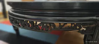 Mesa redonda de madera con incrustaciones