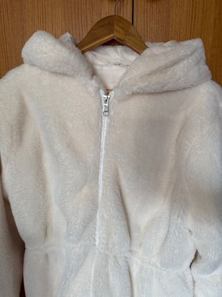 Abrigo de pelo beige con capucha