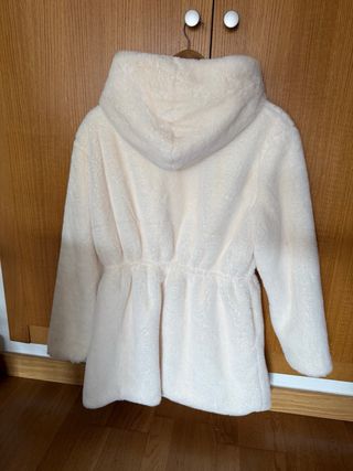 Abrigo de pelo beige con capucha