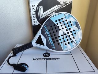 Pala de pádel Kombat Apache Ice 18K y funda
