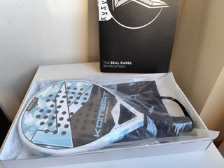 Pala de pádel Kombat Apache Ice 18K y funda