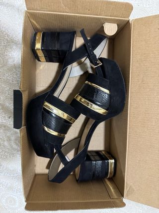 Sandalias ZARA plataforma negras y doradas