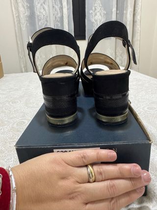 Sandalias ZARA plataforma negras y doradas