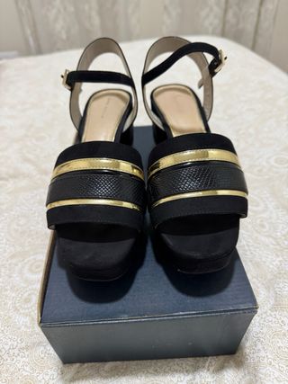Sandalias ZARA plataforma negras y doradas