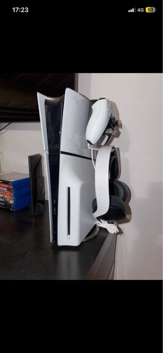 PlayStation 5 con 2 joystick e cuffie