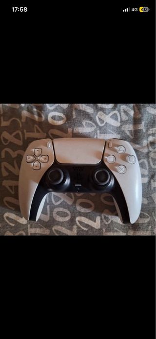 PlayStation 5 con 2 joystick e cuffie