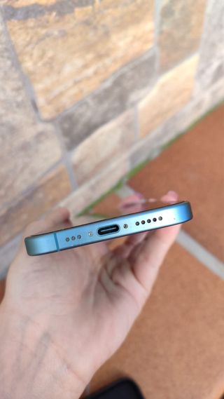 iPhone 16 verde agua.