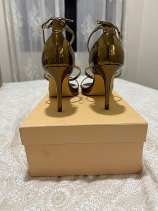 Sandalias Menbur doradas tacón fino