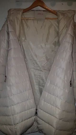 Chaqueta beige acolchada con capucha