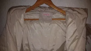 Chaqueta beige acolchada con capucha