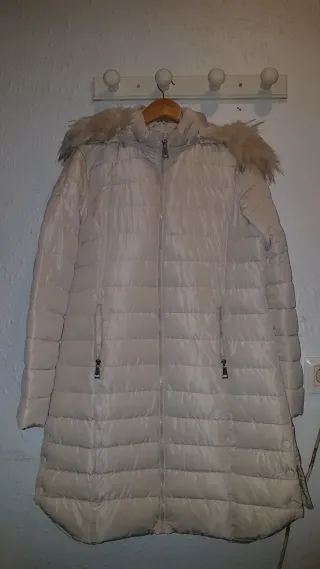 Chaqueta beige acolchada con capucha