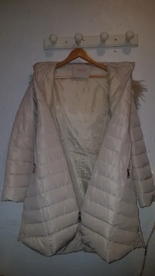Chaqueta beige acolchada con capucha