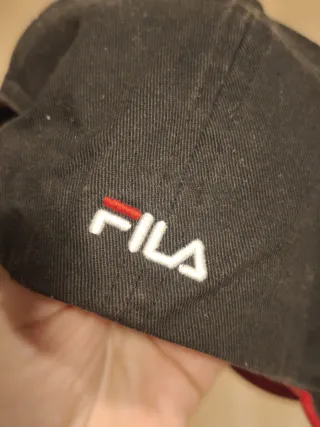 Gorra Fila Negra con Detalles Rojos