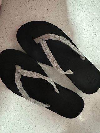 Chanclas Reef Negras y Plateadas