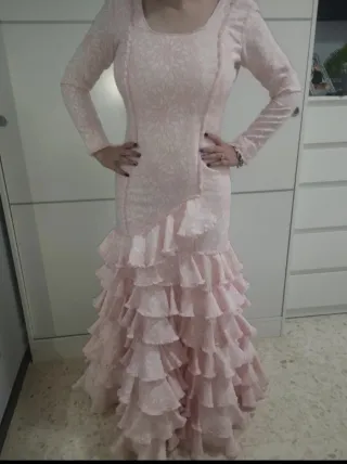 Traje de flamenca rosa y blanco
