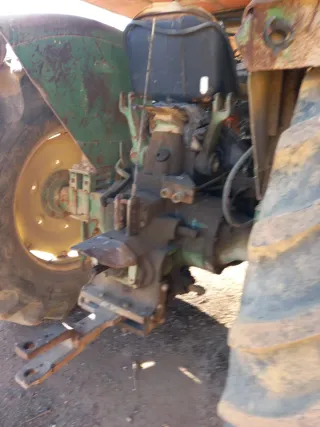 Tractor John Deere 3135 con pala frontal.