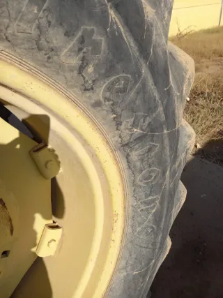 Tractor John Deere 3135 con pala frontal.