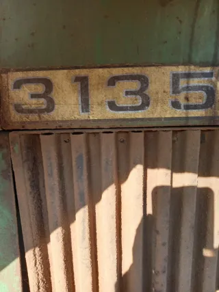 Tractor John Deere 3135 con pala frontal.