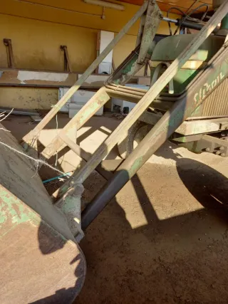 Tractor John Deere 3135 con pala frontal.