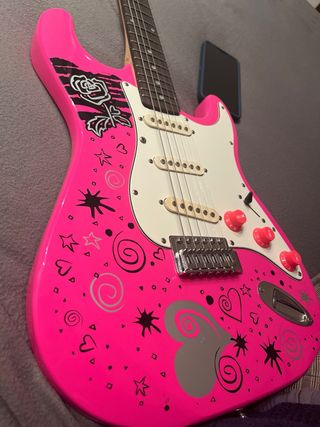 stratocaster rosa ideal para iniciarte en la music