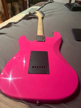 stratocaster rosa ideal para iniciarte en la music