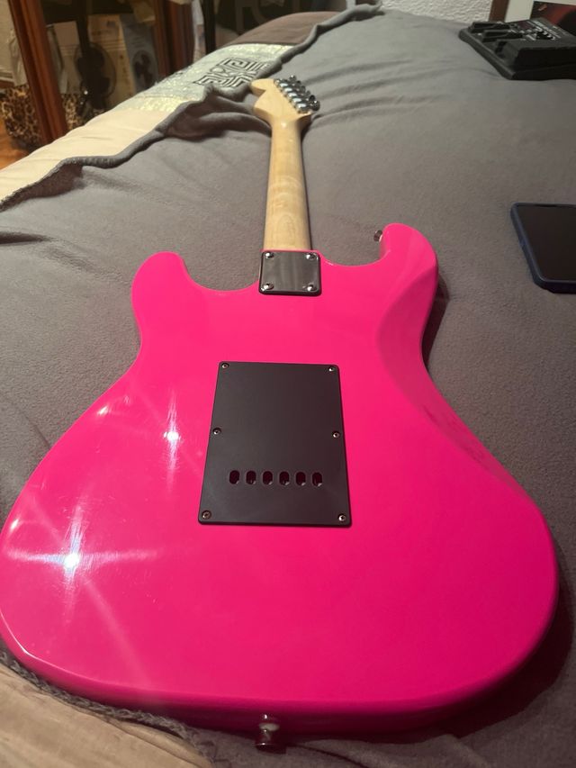 stratocaster rosa ideal para iniciarte en la music