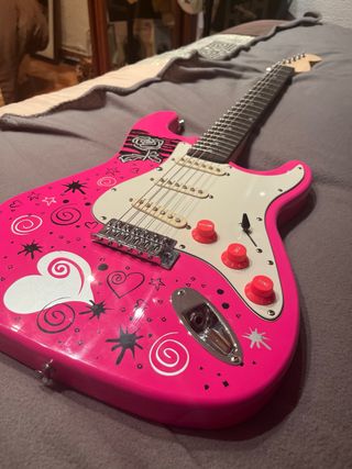 stratocaster rosa ideal para iniciarte en la music