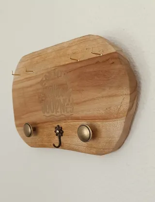 Perchero artesanal de madera con detalles dorados
