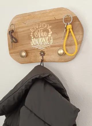 Perchero artesanal de madera con detalles dorados