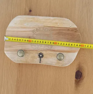 Perchero artesanal de madera con detalles dorados