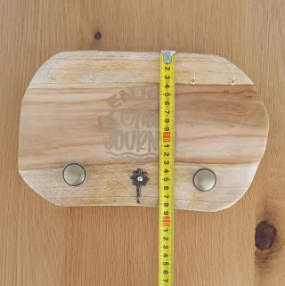 Perchero artesanal de madera con detalles dorados