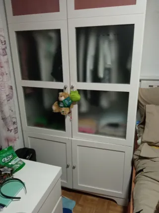 Armario blanco y rosa con puertas de cristal