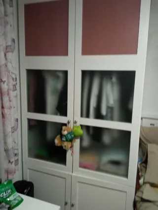 Armario blanco y rosa con puertas de cristal