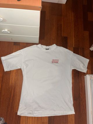 Camiseta blanca con logo