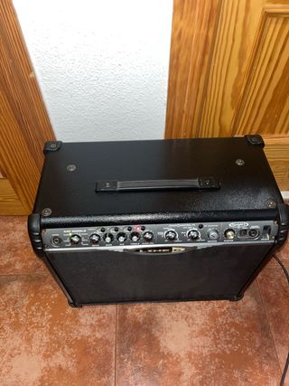 Line 6 de 75 watts con efectos en perfecto estado