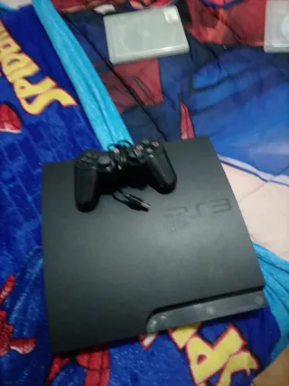 Console PS3 nera con controller e 2 giochi