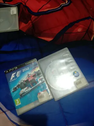 Console PS3 nera con controller e 2 giochi