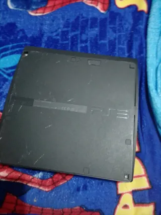 Console PS3 nera con controller e 2 giochi