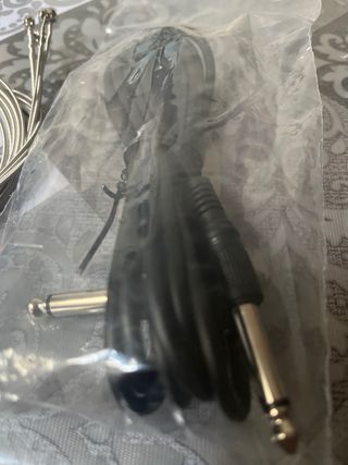 4 Cuerdas bajo + cable jack + 4 puas todo nuevo