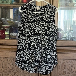 Top sin mangas blanco y negro de Lila Rose