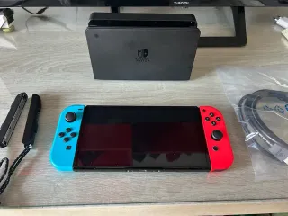 Nintendo Switch con Joy-Con Azzurri e Rossi