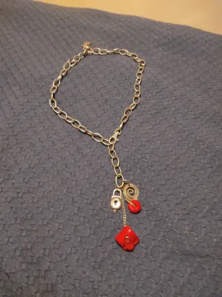 Collar plateado con dijes rojos y candado