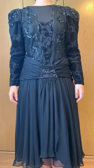 Vestido de fiesta negro con pedrería