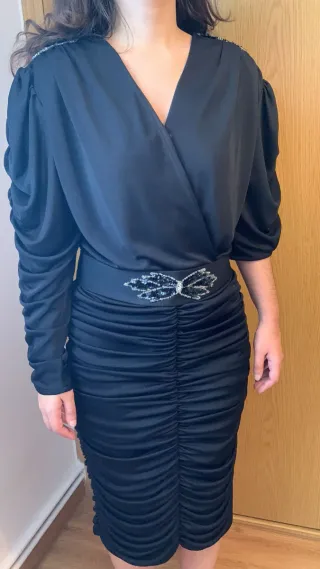 Vestido de fiesta negro con pedrería