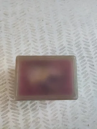 Púas de guitarra variadas y caja para guardarlas