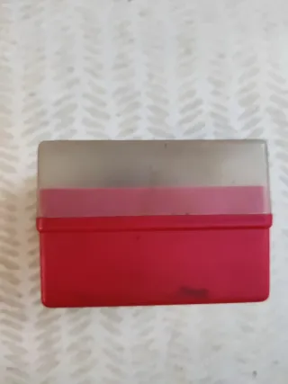 Púas de guitarra variadas y caja para guardarlas