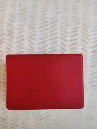 Púas de guitarra variadas y caja para guardarlas