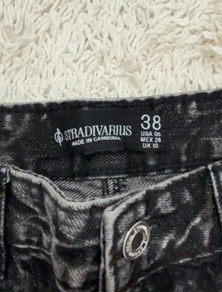 Pantalón vaquero Stradivarius gris