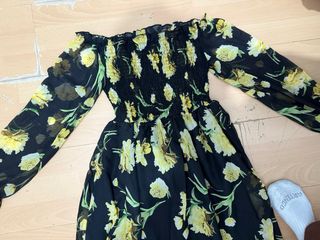 Vestido negro floral amarillo