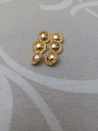 Bottoni dorati con perla centrale